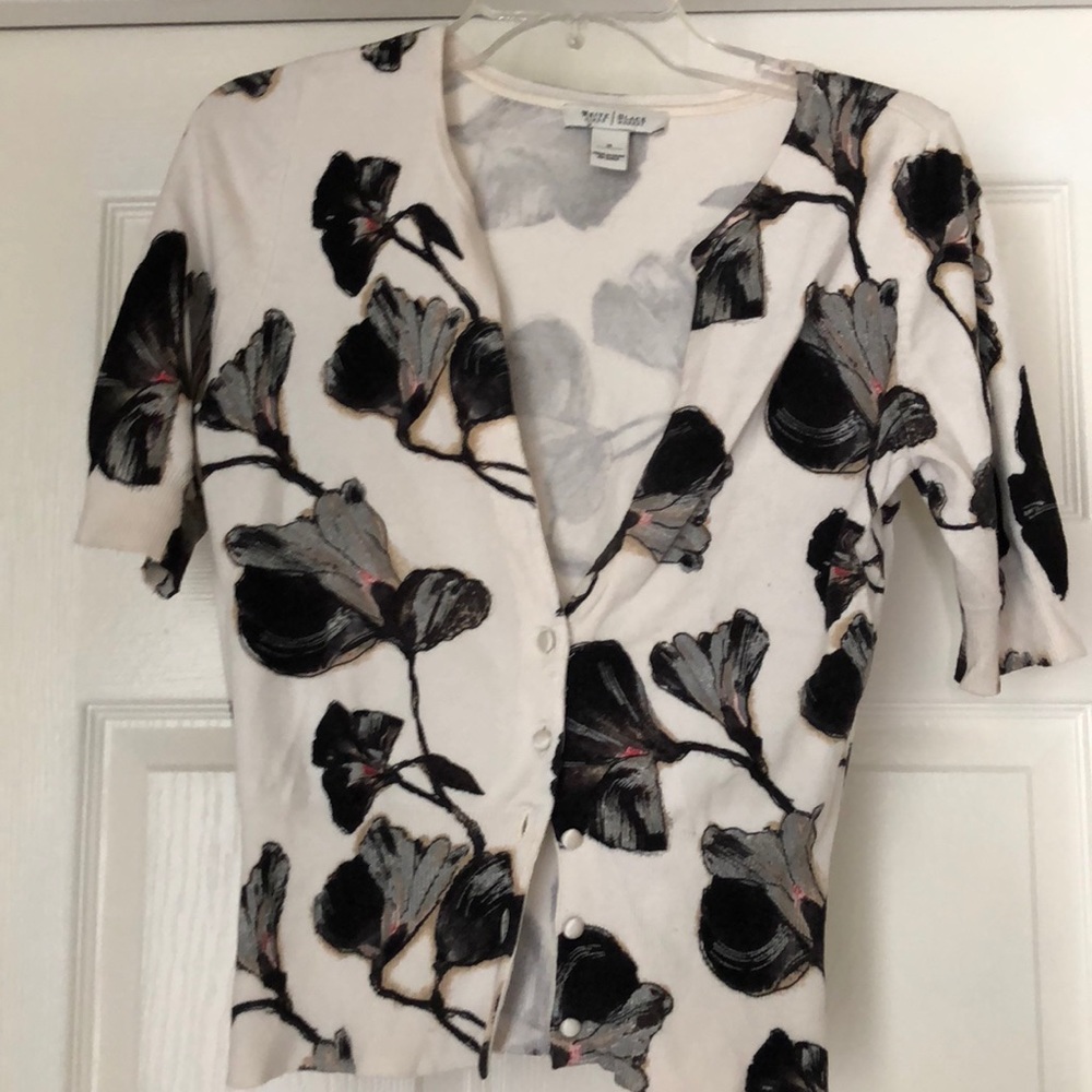 White fitted half sleeve cardigan with flowers